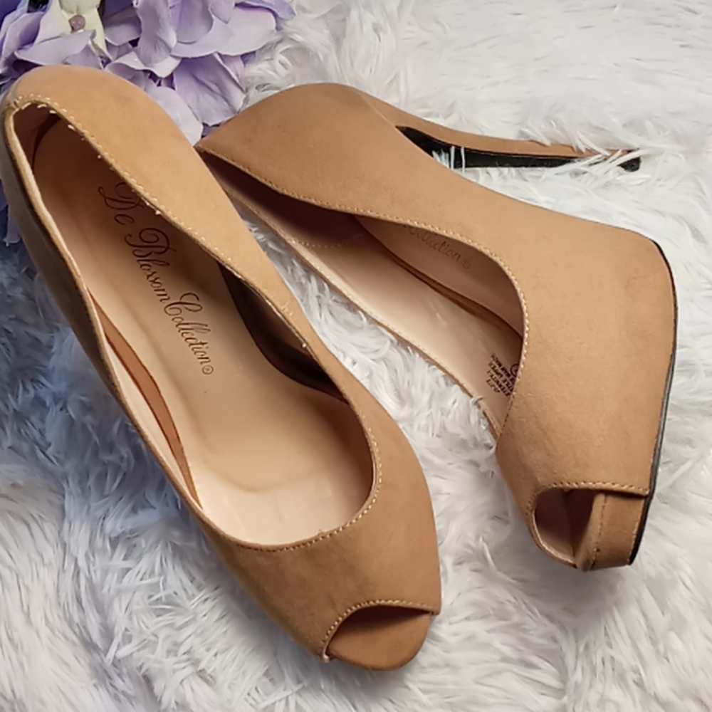De Blossom Collection Suede heels, sz 7